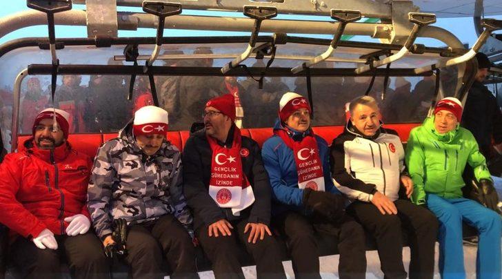 Şehit Mehmetçiklerin kardan heykellerine yoğun ilgi (2) G2