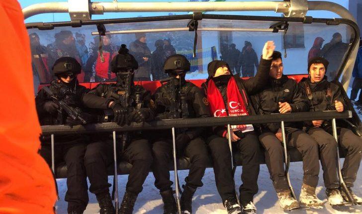 Şehit Mehmetçiklerin kardan heykellerine yoğun ilgi (2) G5