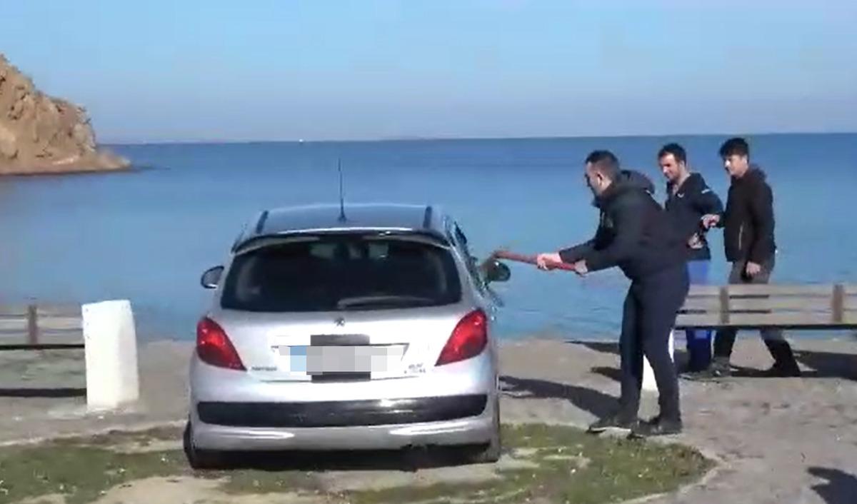 Otomobilini denize s&uuml;ren s&uuml;r&uuml;c&uuml;ye kazmalı m&uuml;dahale