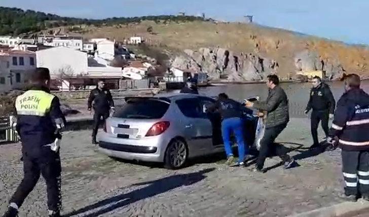 Otomobilini denize süren sürücüye kazmalı müdahale G1