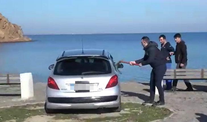 Otomobilini denize süren sürücüye kazmalı müdahale G2