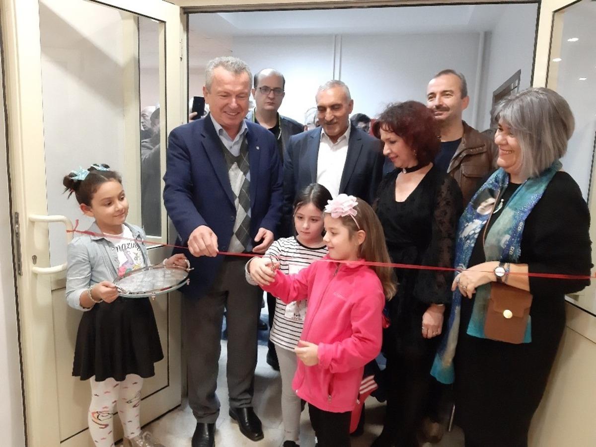 &lsquo;Renk ve Ahenk&rsquo; karma resim sergisi fel&ccedil;li bir &ccedil;ocuğa yardım etmek amacı ile a&ccedil;ıldı