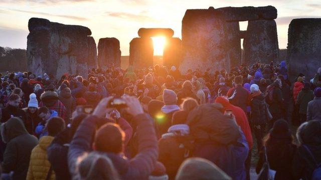 İngiltere'de Wiltshire bölgesindeki antik Stonhenge'de kış gündönümü