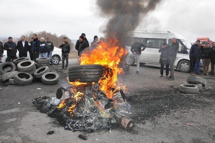İşten çıkarılan maden işçileri ateş yakıp eylem yaptı G1