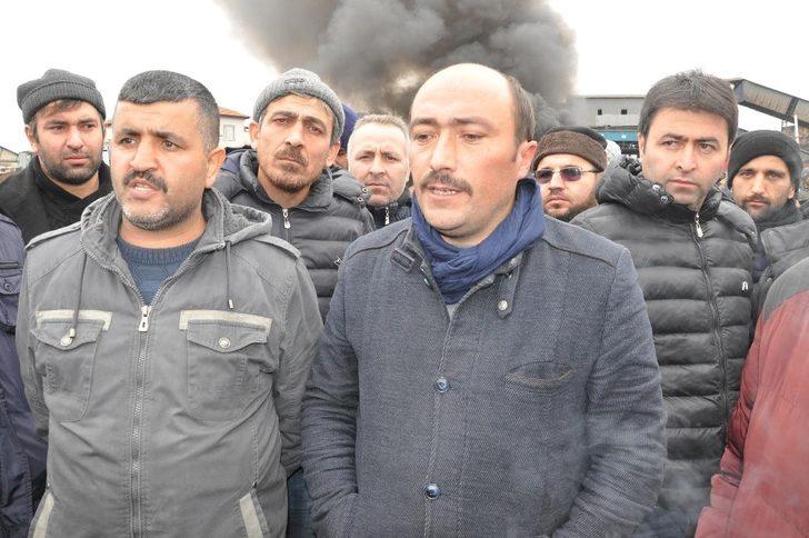 İşten çıkarılan maden işçileri ateş yakıp eylem yaptı G2