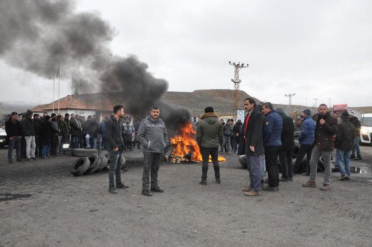 İşten çıkarılan maden işçileri ateş yakıp eylem yaptı G3