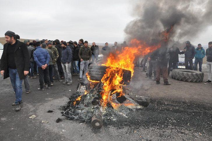 İşten çıkarılan maden işçileri ateş yakıp eylem yaptı G4