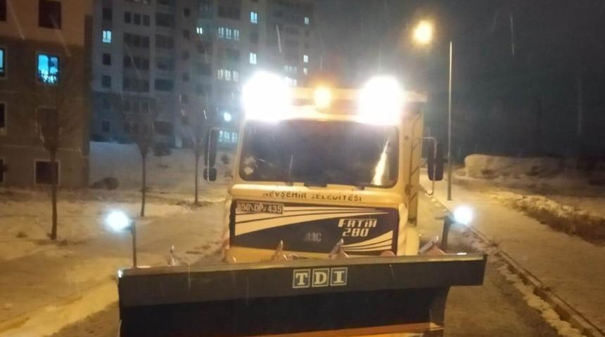 Nevşehir Belediyesi ekipleri tuzlama &ccedil;alışmalarını aralıksız s&uuml;rd&uuml;r&uuml;yor