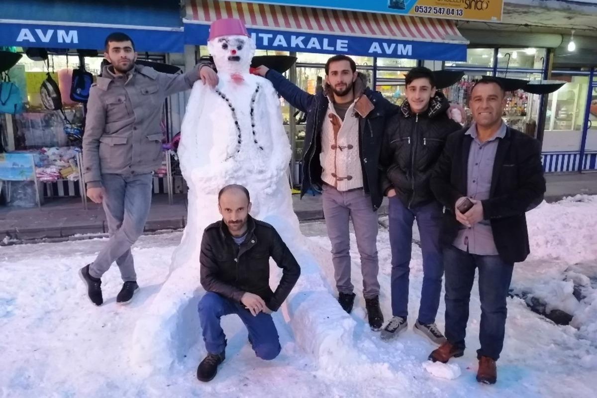 Siftah yapamayan esnaflar kardan adam yaparak zaman ge&ccedil;iriyor