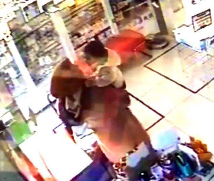 Bebek ölümden döndü! Hayatını eczacı kurtardı G2