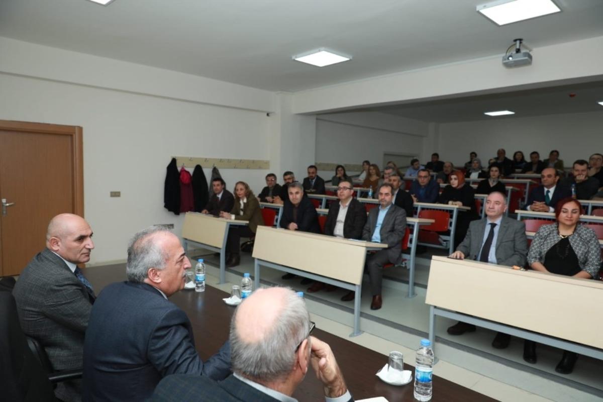 Rekt&ouml;r &Ccedil;omaklı, İletişim Fak&uuml;ltesi akademisyenleri ile bir araya geldi