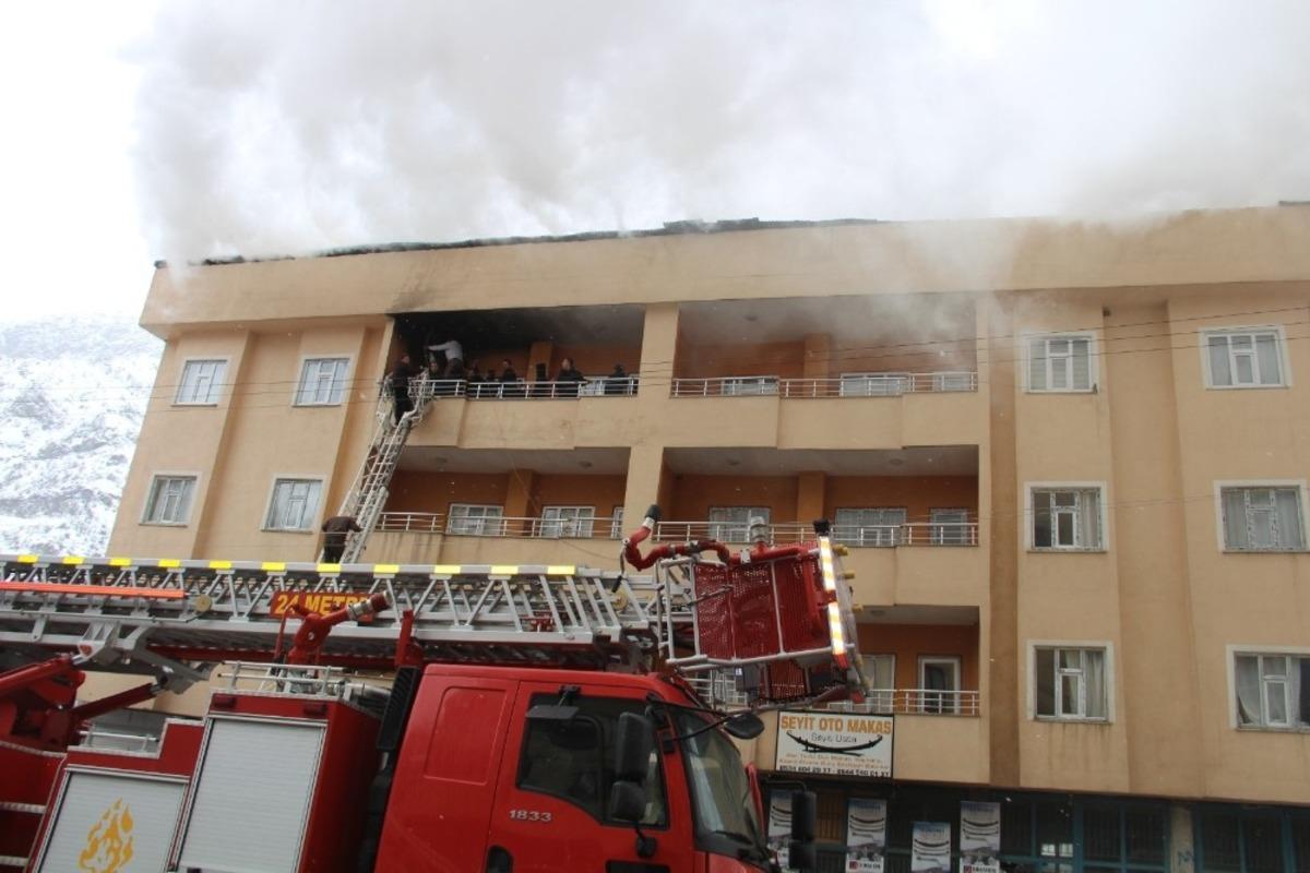 &Ccedil;atı yangınına itfaiye ve TOMA&rsquo;dan m&uuml;dahale