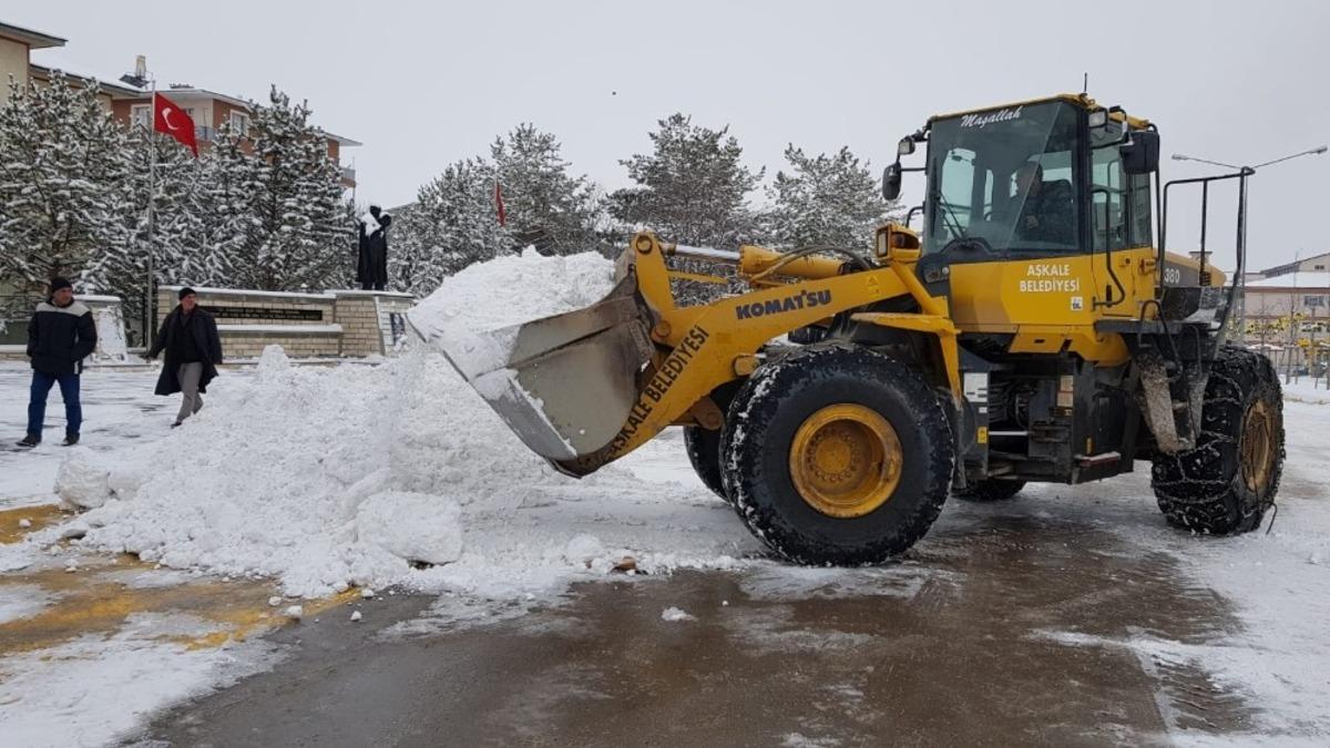 Aşkale&rsquo;de karla m&uuml;cadele seferberliği