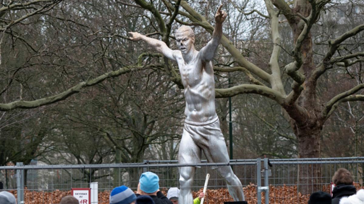 İbrahimovic'in İsve&ccedil;'teki heykeli yıkıldı