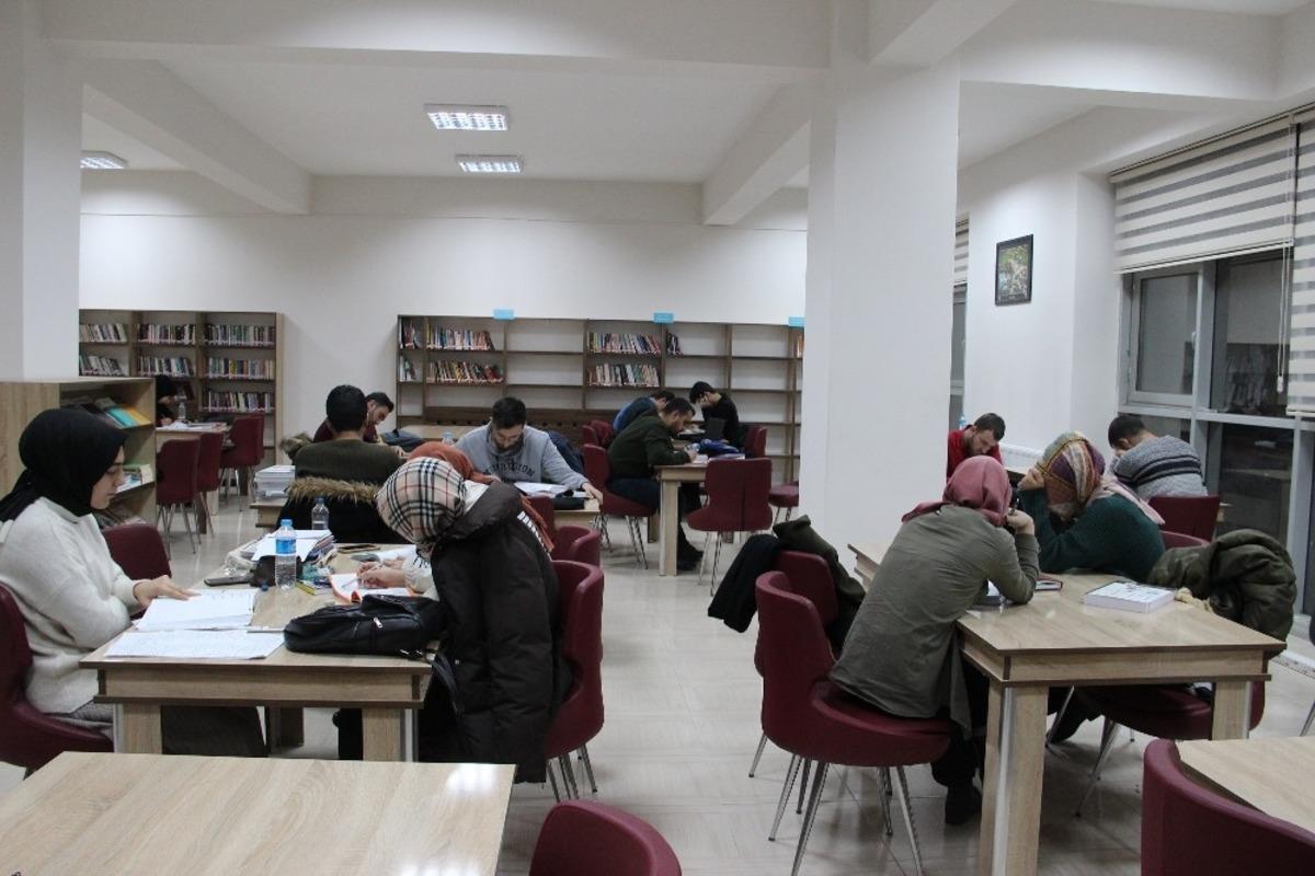 Kaymakam, başkan ve m&uuml;d&uuml;rler n&ouml;bette, &ouml;ğrenciler k&uuml;t&uuml;phanede