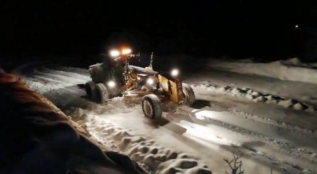 Erzincan’da kar ve tipi 200 köy yolunu ulaşıma kapadı