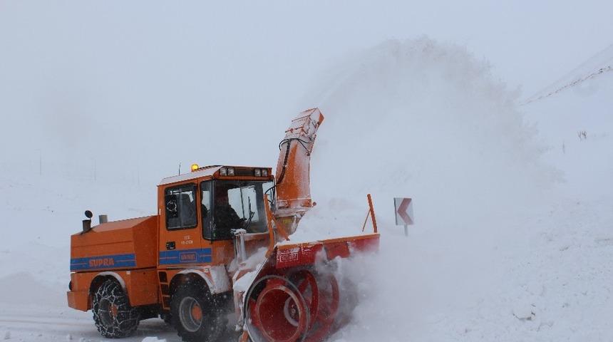 Erzincan&rsquo;da kar ve tipi 200 k&ouml;y yolunu ulaşıma kapadı