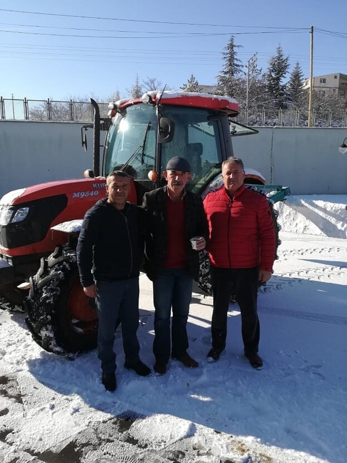 Şampiyonluk ma&ccedil;ına &ccedil;ıkacak takımları i&ccedil;in stadı mahalle halkı temizledi
