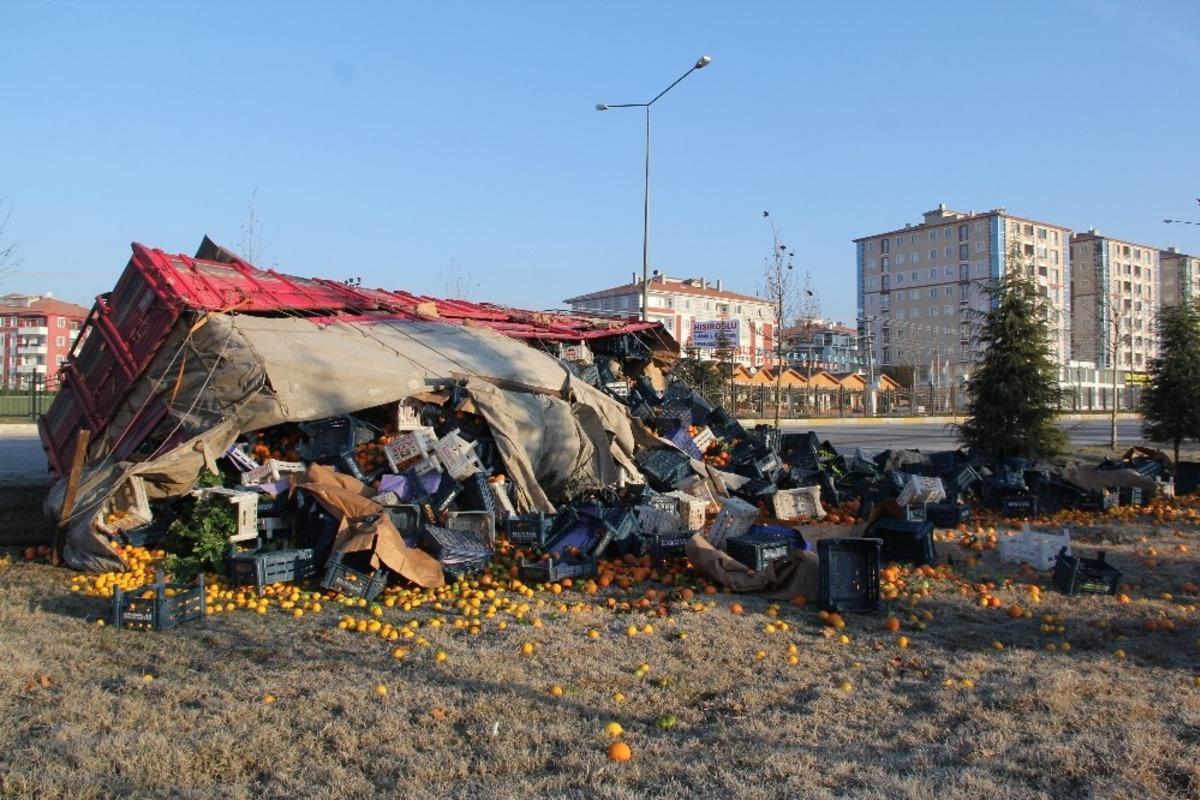&Ccedil;ekiciden ayrılan sebze y&uuml;kl&uuml; dorse devrildi