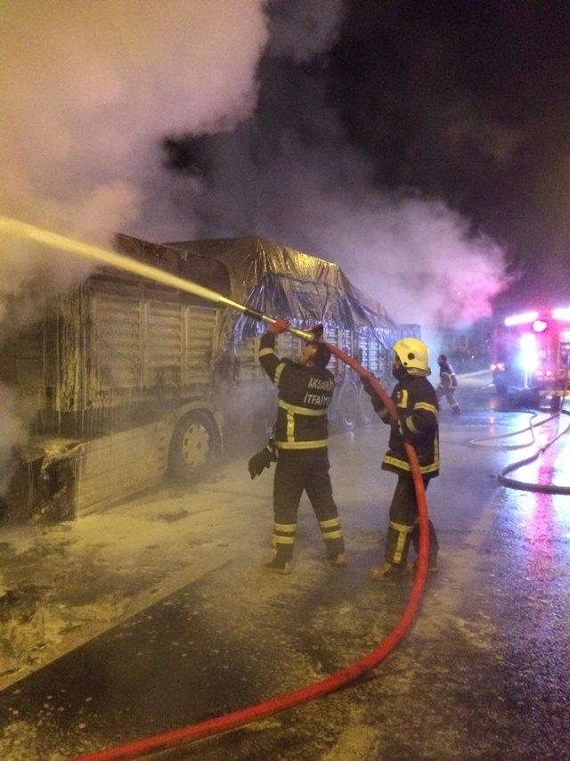 Aksaray&rsquo;da sunta y&uuml;kl&uuml; tır alev alev yandı 1