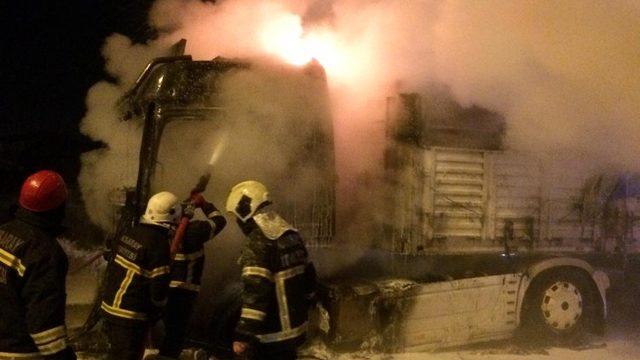 Aksaray’da sunta yüklü tır alev alev yandı