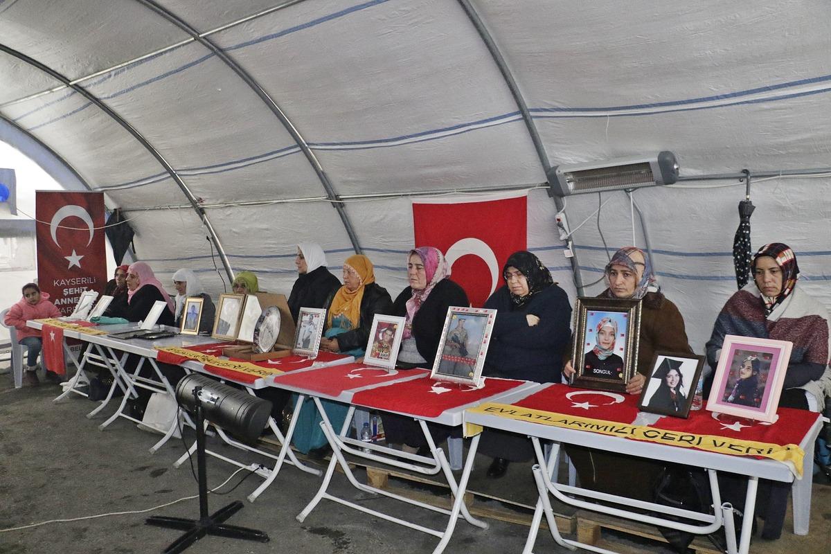 HDP &ouml;n&uuml;ndeki eylemde bug&uuml;n 125'inci g&uuml;n