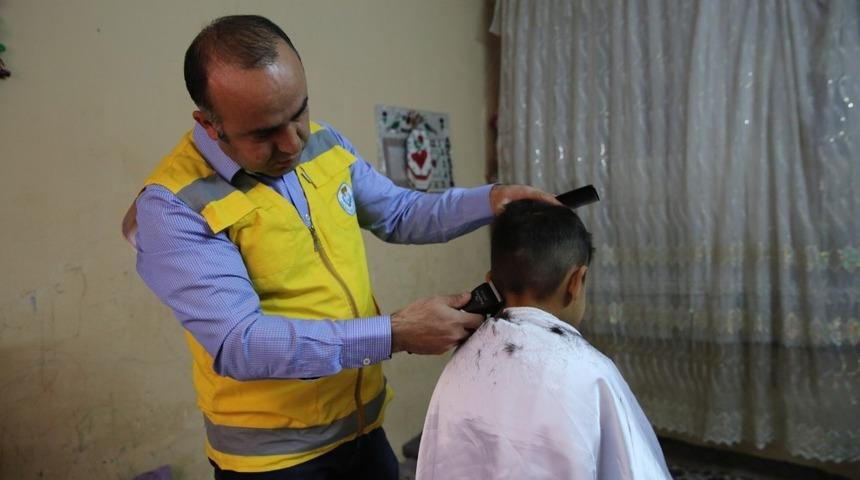 Yetim &ccedil;ocuklar &uuml;cretsiz tıraş ediliyor