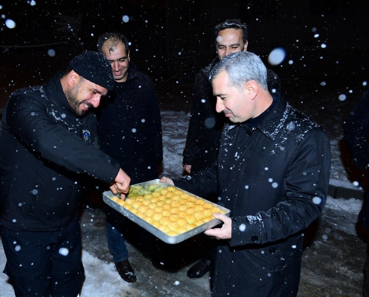 Kar m&uuml;cadelesinde &ccedil;alışanlara Başkan &Ccedil;ınar&rsquo;dan baklava ikramı