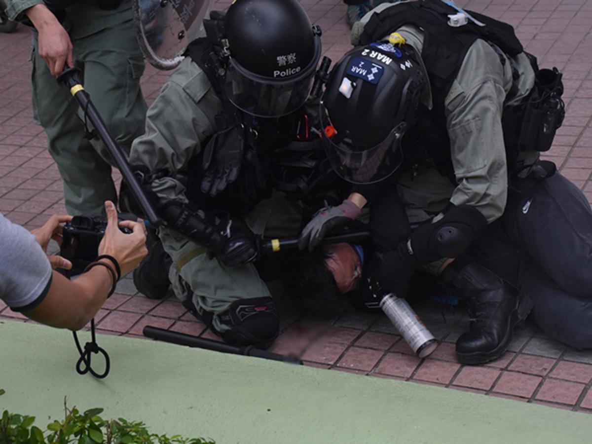 Hong Kong'da protestoculara biber gazlı ve coplu m&uuml;dahale