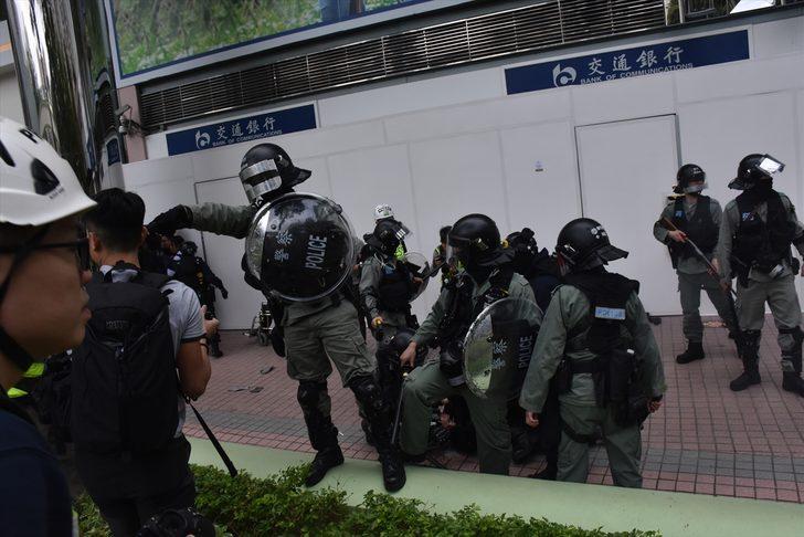 Hong Kong'da protestoculara biber gazlı ve coplu müdahale G1