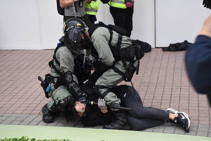 Hong Kong'da protestoculara biber gazlı ve coplu müdahale G4