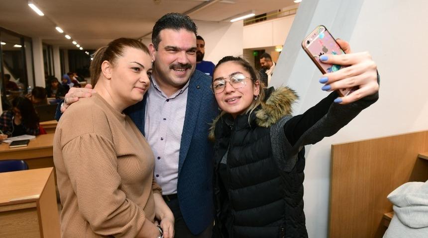 Rekt&ouml;r &Ccedil;omaklı&rsquo;dan &ouml;ğrencilere s&uuml;rpriz