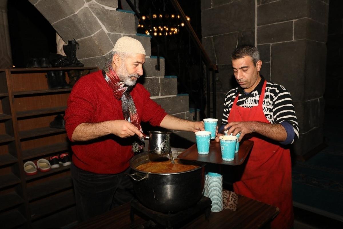 Sabah namazında cami cemaatine &ccedil;orba ikram edildi