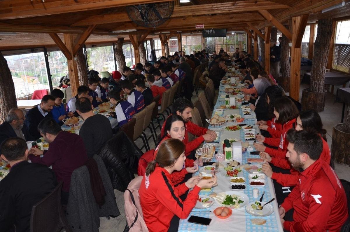Gerze Belediye Spor&rsquo;a destek kahvaltısında protokol &uuml;yeleri bir araya geldi