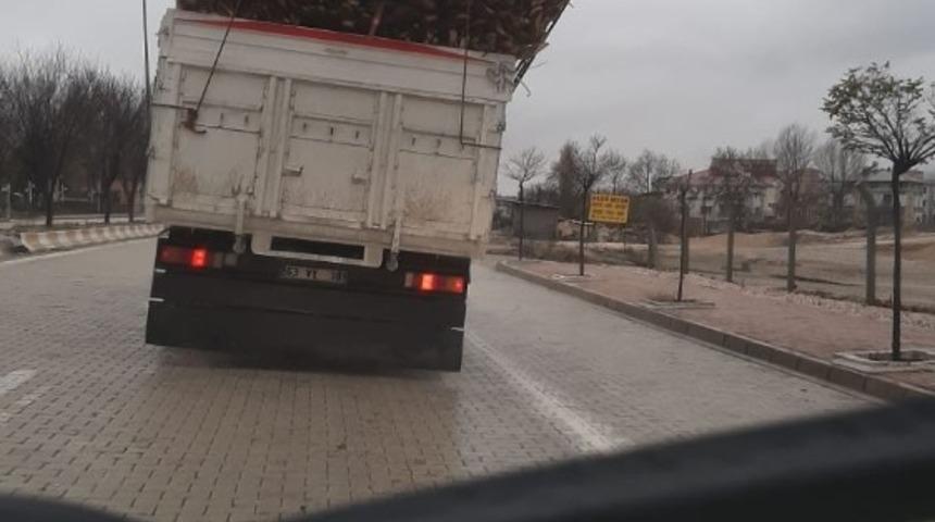 Tahta y&uuml;kl&uuml; kamyon tehlike sa&ccedil;tı