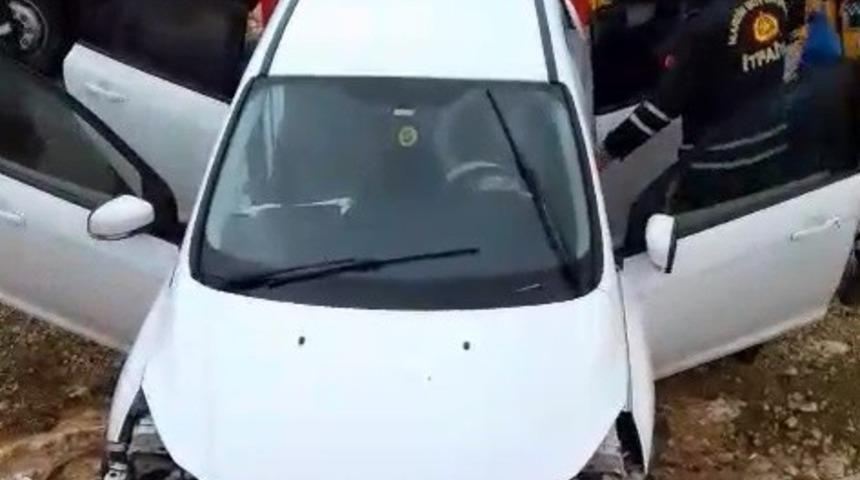 Mardin’de otomobil şarampole yuvarlandı: 3 yaralı