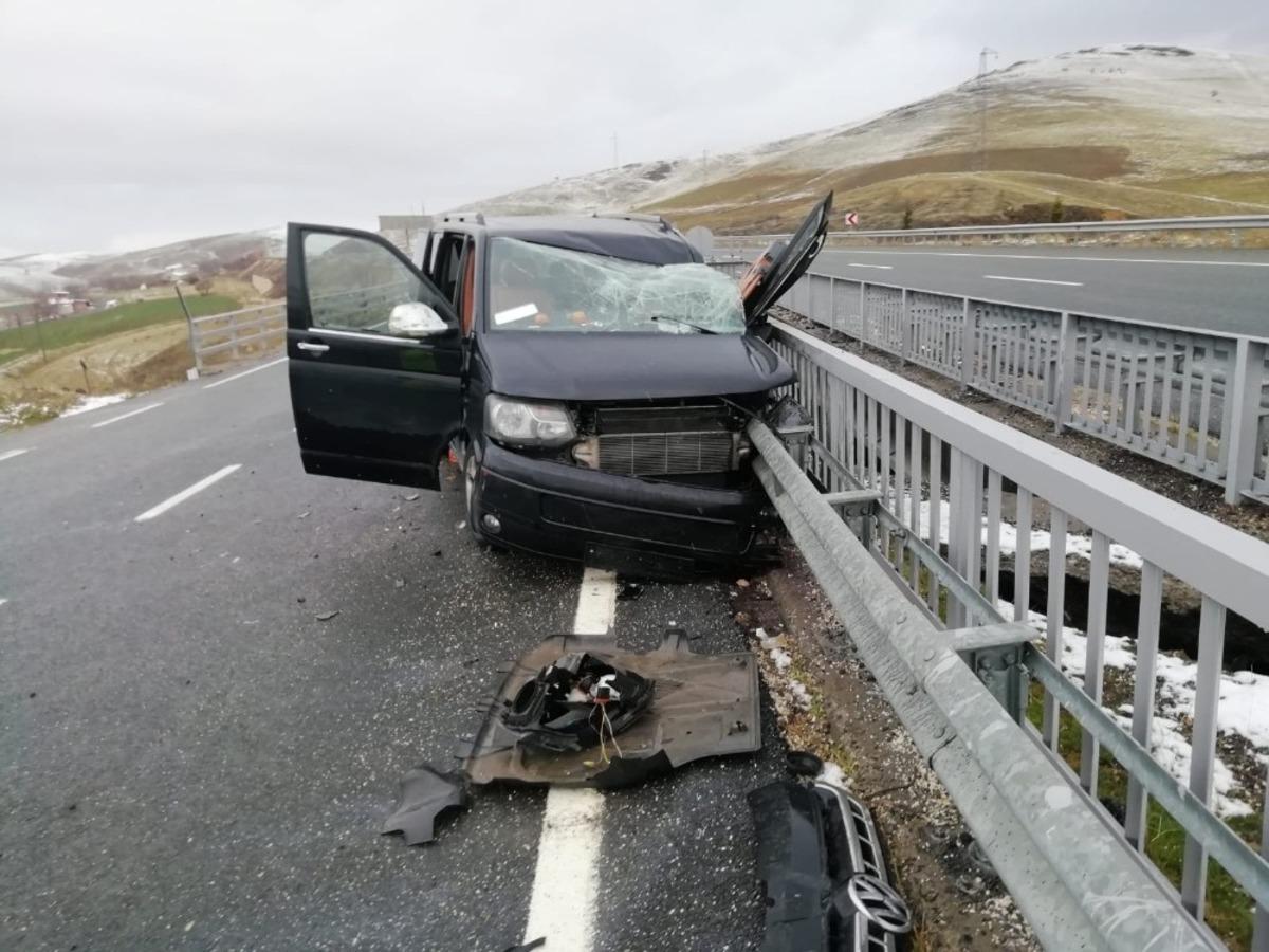 Elazığ&rsquo;da minib&uuml;s bariyere &ccedil;arptı: 3 yaralı