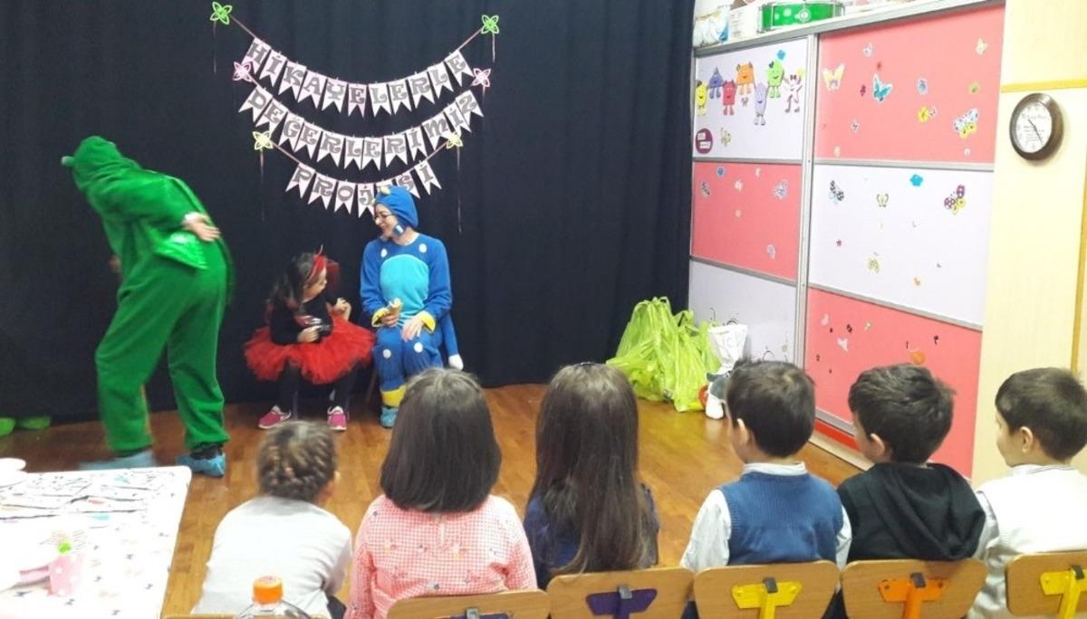 Veliler hem hazırladı hem &ccedil;ocuklarıyla oynadı