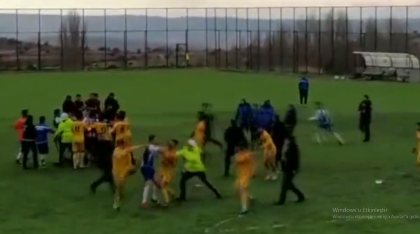 Futbolcuların kavgasını polis havaya ateş açarak sonlandırdı!