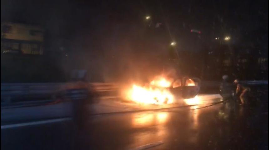 FSM Köprüsü çıkışında otomobil yandı