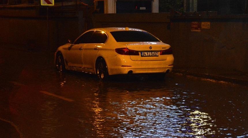 İstanbul'u sağanak yağış vurdu! Lüks otomobil su birikintisi içerisinde mahsur kaldı