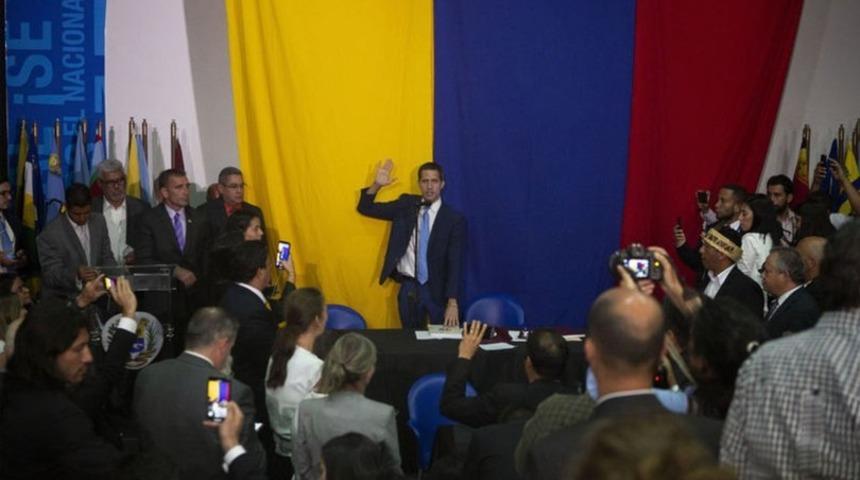 Seçimi kaybeden Guaido paralel seçimle kendini yine parlamento başkanı ilan etti!