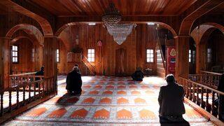 Zonguldak'ta çivi kullanılmadan yapılan cami zamana meydan okuyor