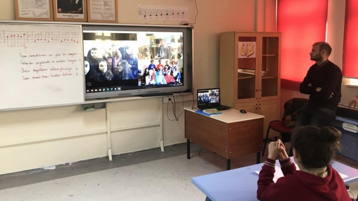 Ortaokul &ouml;ğrencilerinden d&uuml;nyaya g&ouml;n&uuml;l k&ouml;pr&uuml;s&uuml;