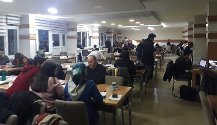 Sınavlara hazırlanan öğrencilere ders dekandan, çay ve simitler fakülteden G1