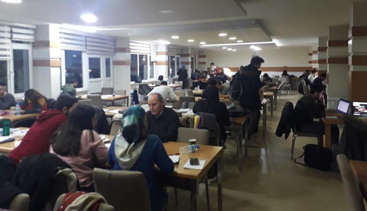 Sınavlara hazırlanan &ouml;ğrencilere ders dekandan, &ccedil;ay ve simitler fak&uuml;lteden