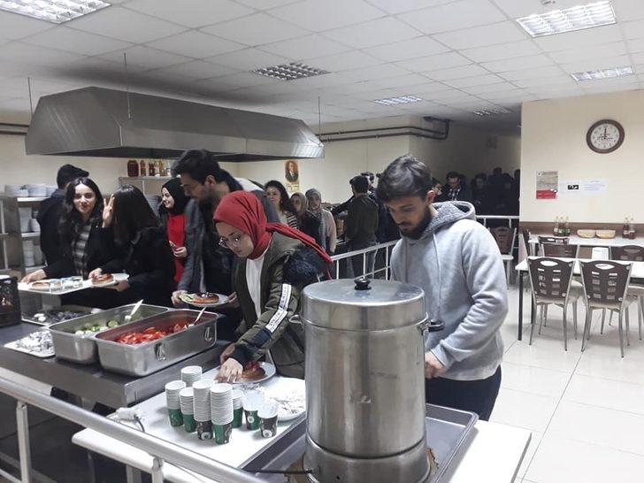 Sınavlara hazırlanan öğrencilere ders dekandan, çay ve simitler fakülteden G2