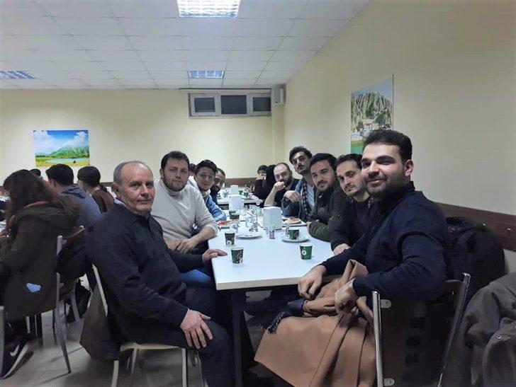 Sınavlara hazırlanan öğrencilere ders dekandan, çay ve simitler fakülteden G3