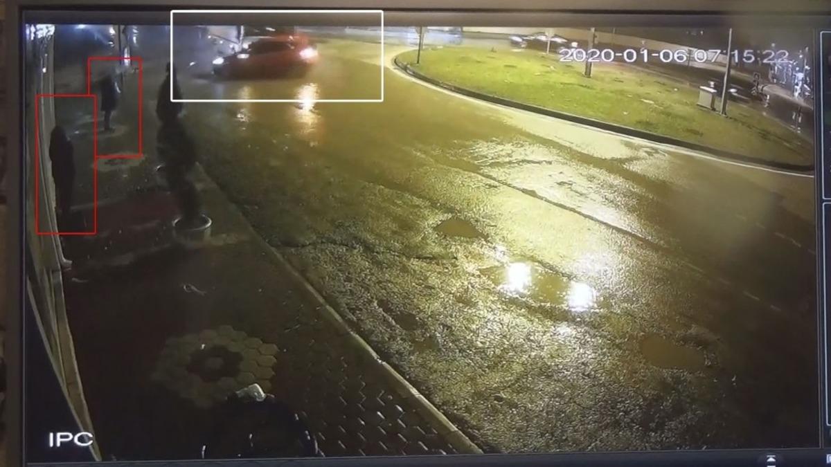 Bursa'da kadınların &ouml;l&uuml;mden d&ouml;nd&uuml;ğ&uuml; kaza anı kamerada