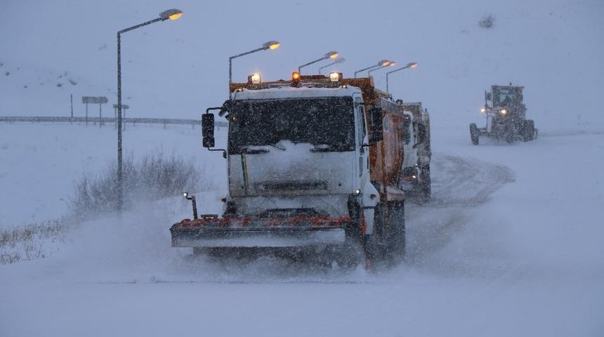 Erzincan&rsquo;da kar ve tipi 82 k&ouml;y yolunu ulaşıma kapadı